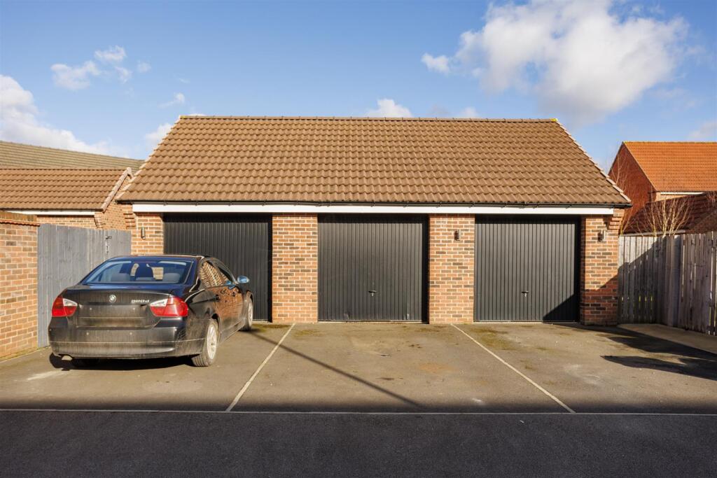 Garage Block (middle garage)