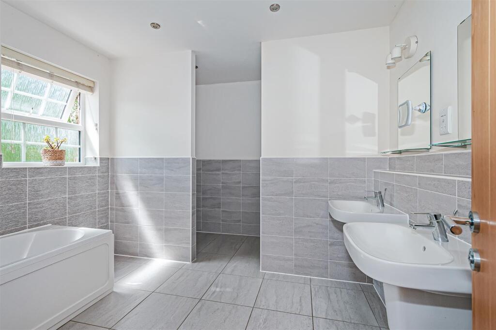5 Sycamore Close -10.jpg