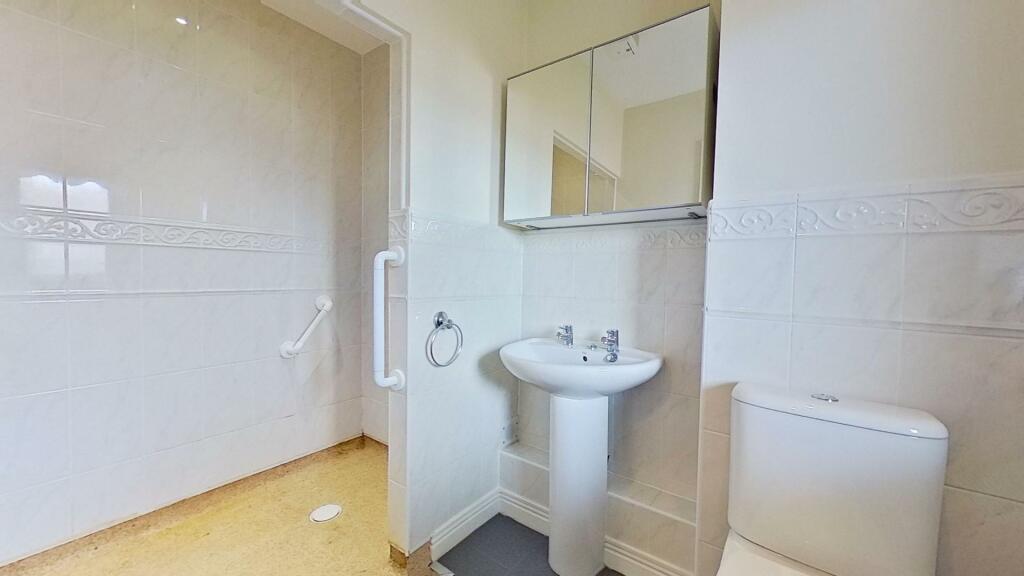 EN-SUITE SHOWER ROOM
