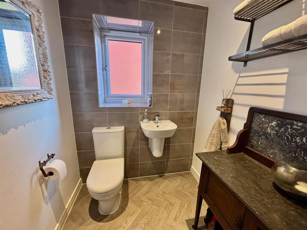 Guests Cloak Room/WC