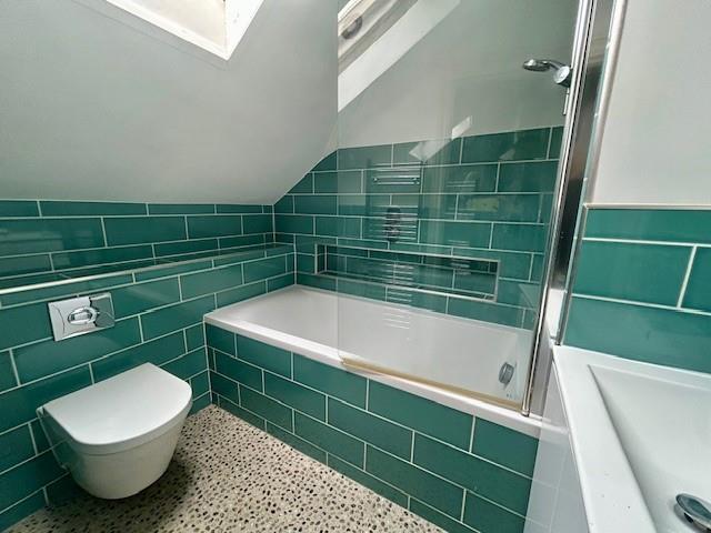 86a Alexandra Road bathroom 2.jpg