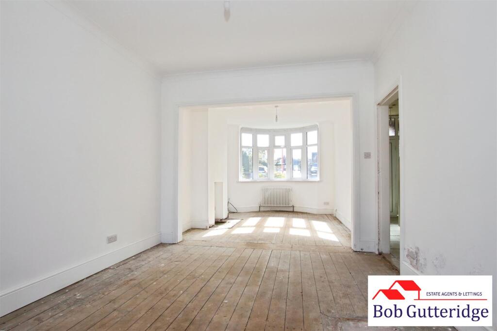 OPEN PLAN LOUNGE/DINING ROOM