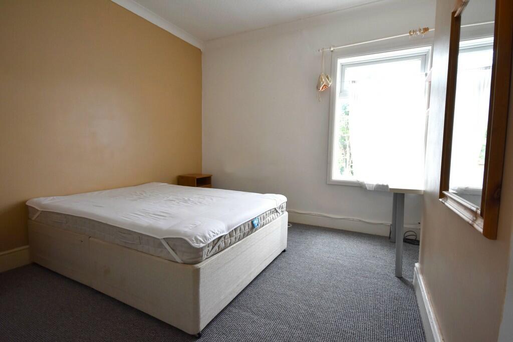 Bedroom 1-min