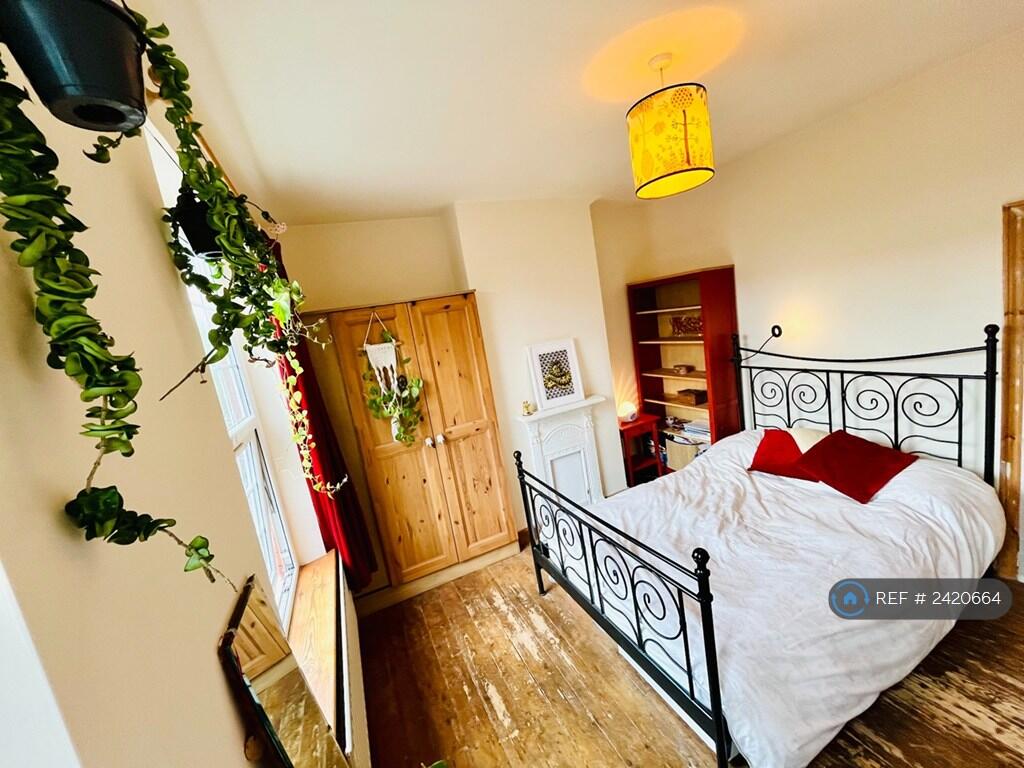Master Bedroom - Fitted Wardrobe