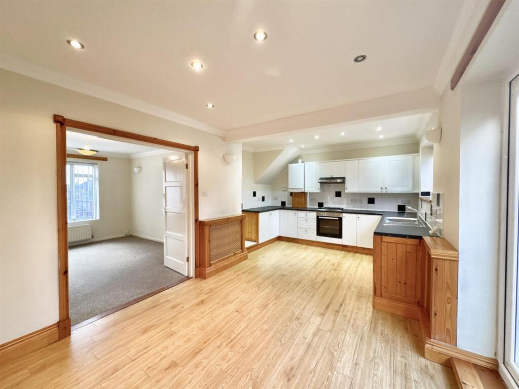 KITCHEN/ DINING ROOM