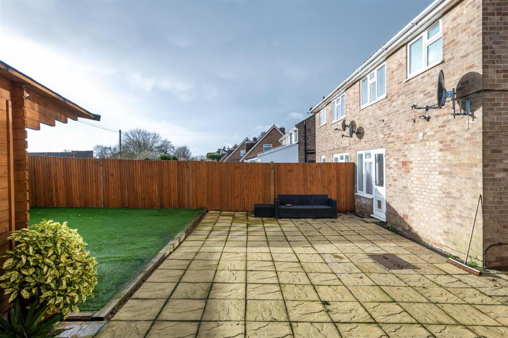 48 Sandown Road garden3.jpg