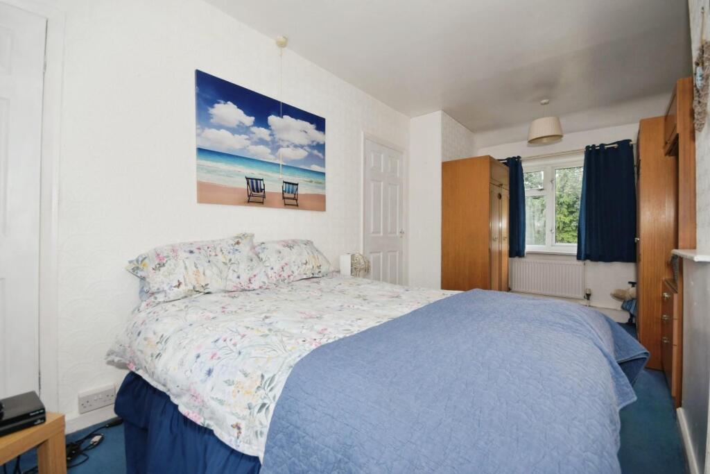 BEDROOM 1 04.jpg