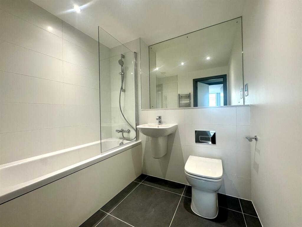 Main bathroom.jpeg