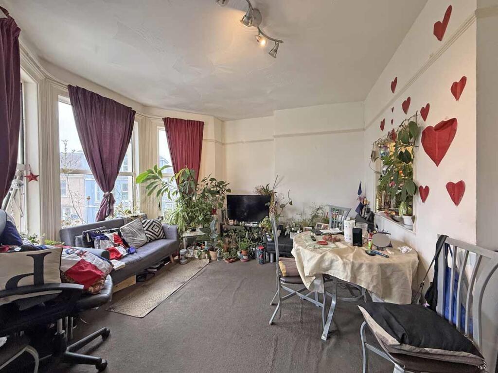 Pentillie Road 10 Flat 4 Lounge 2.jpg