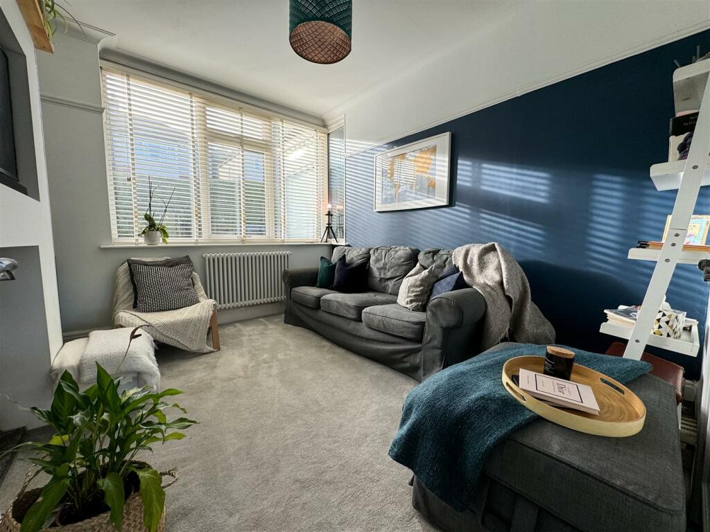 SNUG LOUNGE