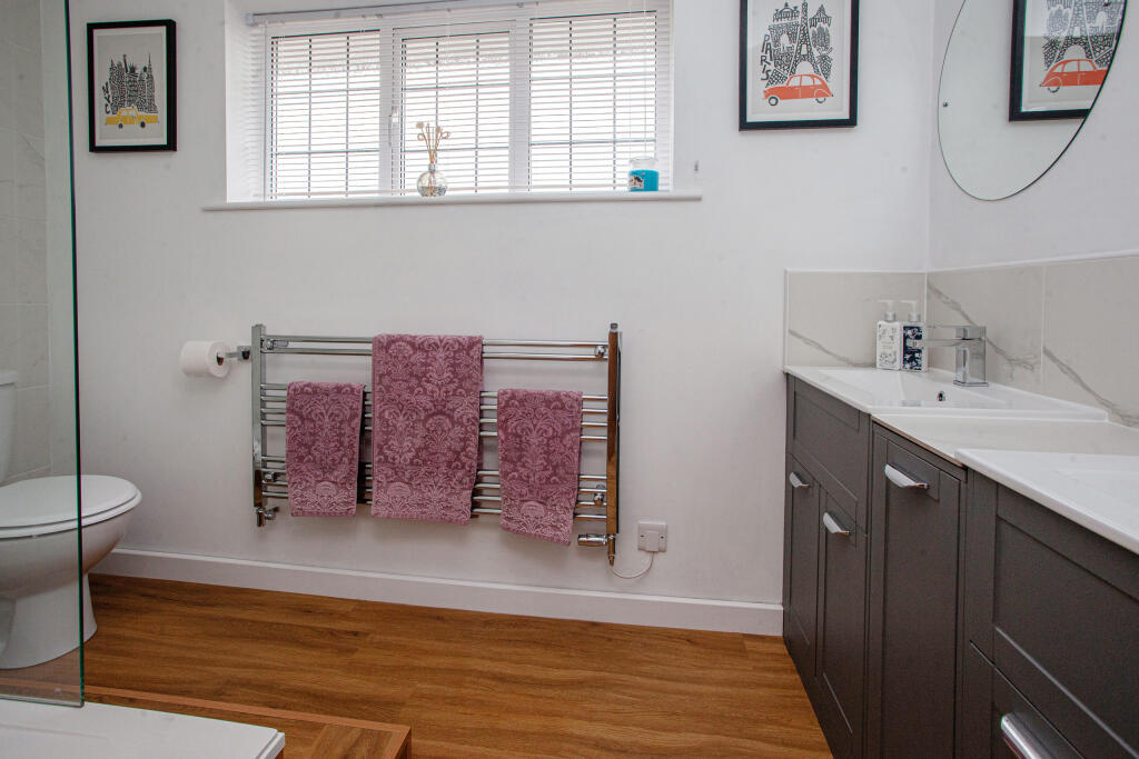 En suite to bedroom 1