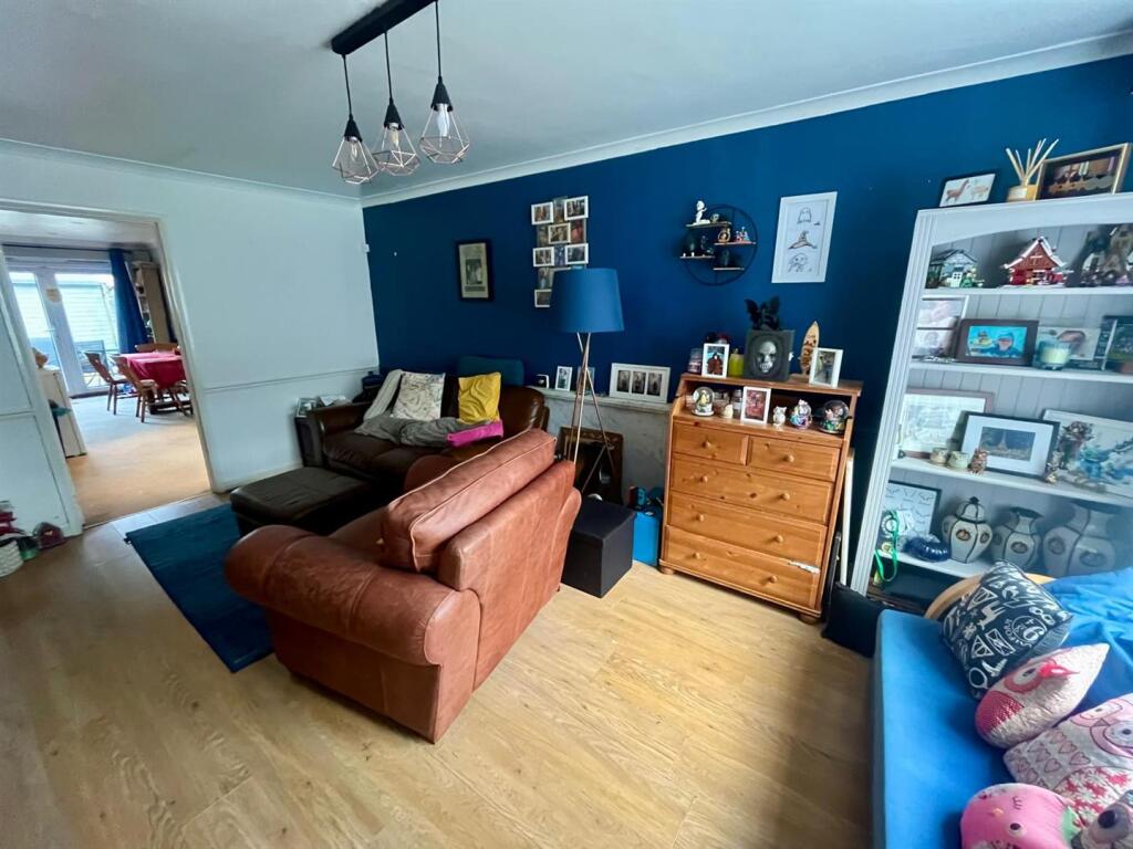 Living room shot 1.jpeg