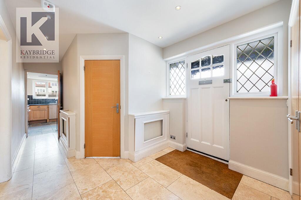 Oaks Avenue, Worcester Park - KT4 8XG