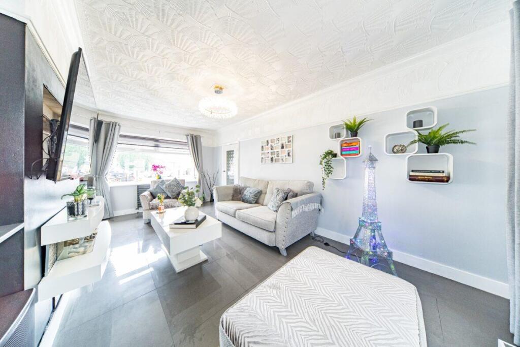 31 Windsor Road lounge 2.jpg