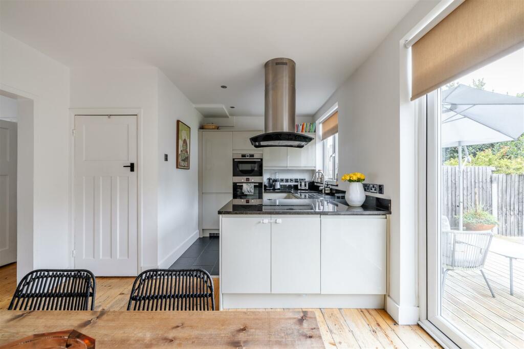 Thornwood Close, E18