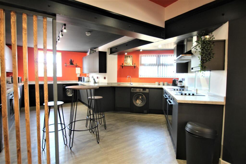 flat 1 kitchen1.JPG