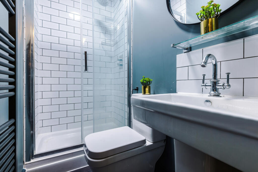 Flat 6, Shoe and Boot, Bathroom 1