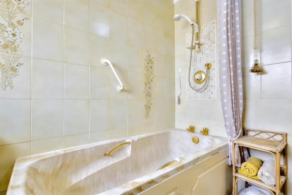 Bathroom_3.jpeg