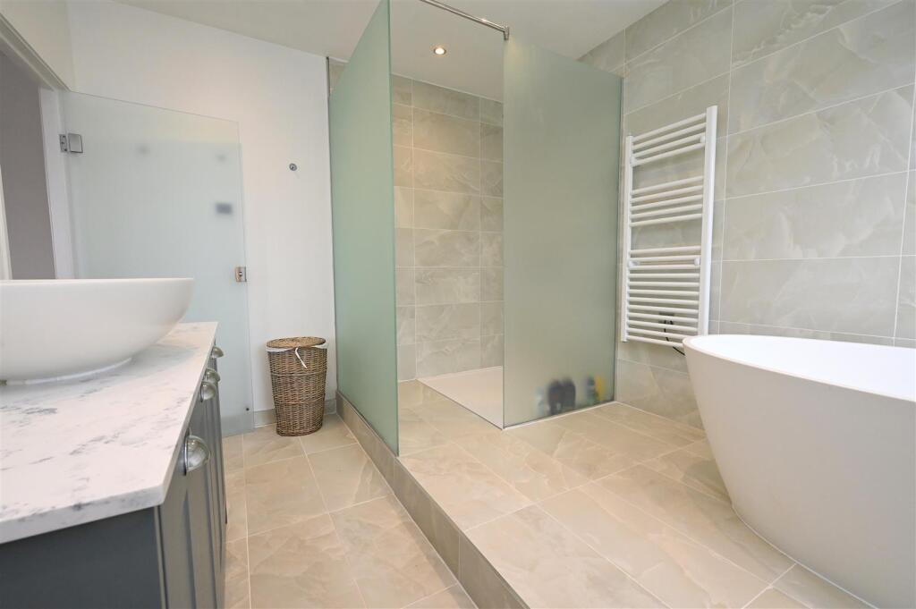 ensuite1.JPG