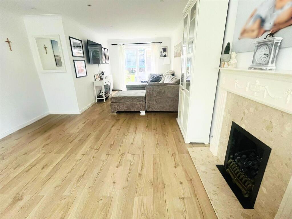 Lounge angle to garden.jpg