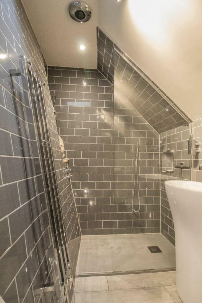 48 College Street [En-Suite Shower Room] 01.jpg
