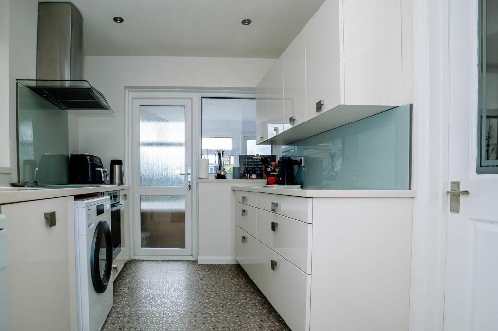 KITCHEN DINER AND LOUNGE