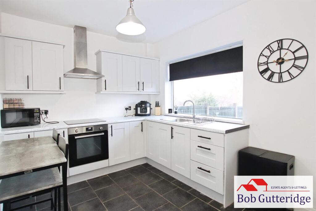 FITTED KITCHEN