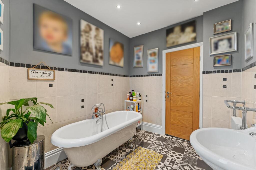 2 Old Lane bathroom.jpg