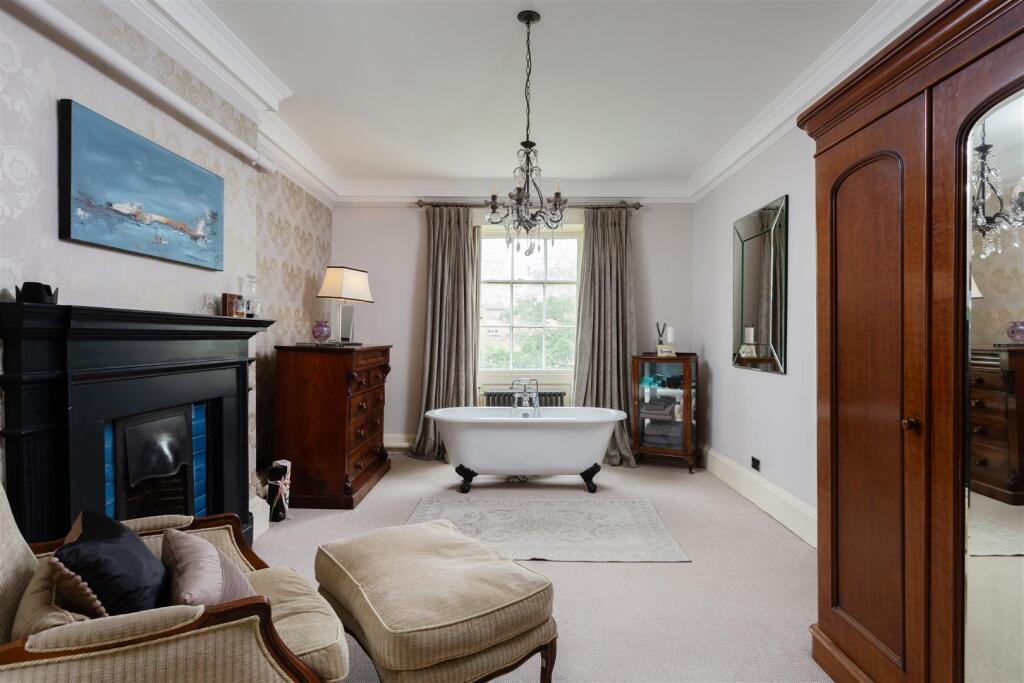 Garforth House-28 Ensuite.jpg