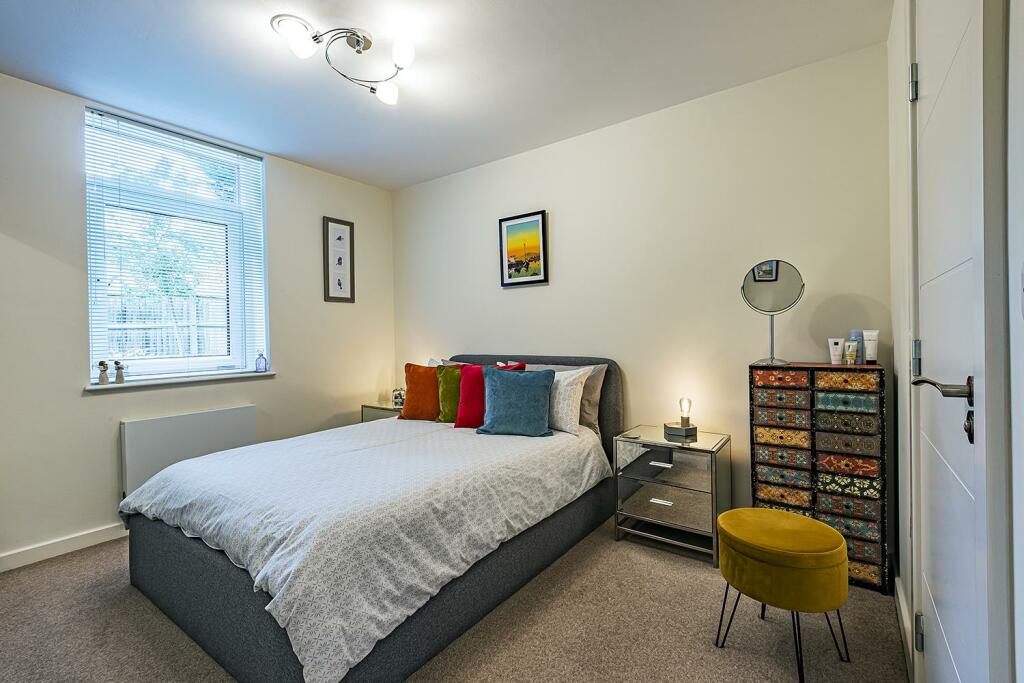 Apt2HmptnCrtHmptnInArdBd11s.jpg