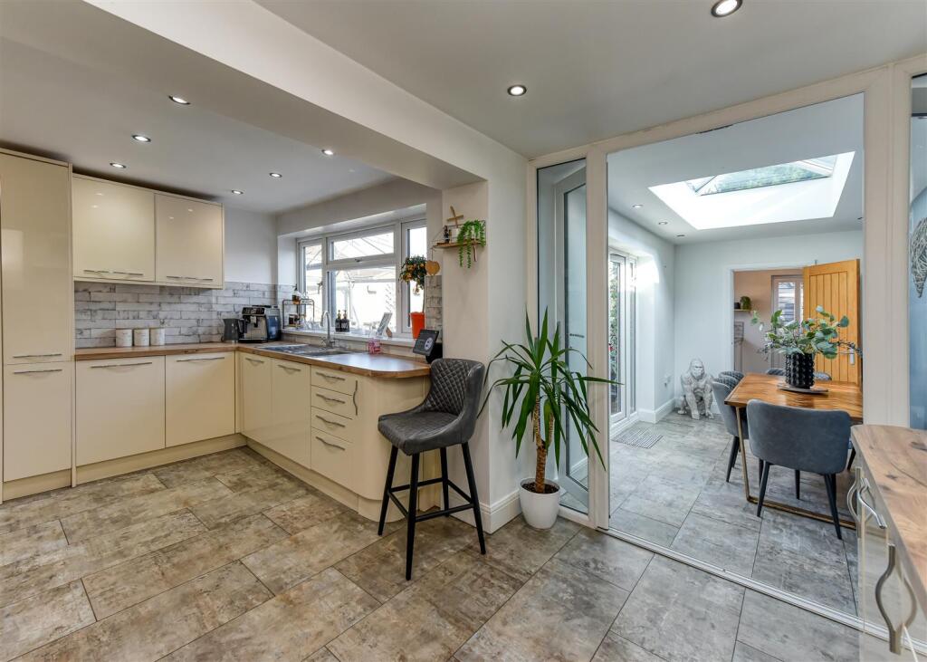 18 Brindley Close-Kitchen (2).jpg