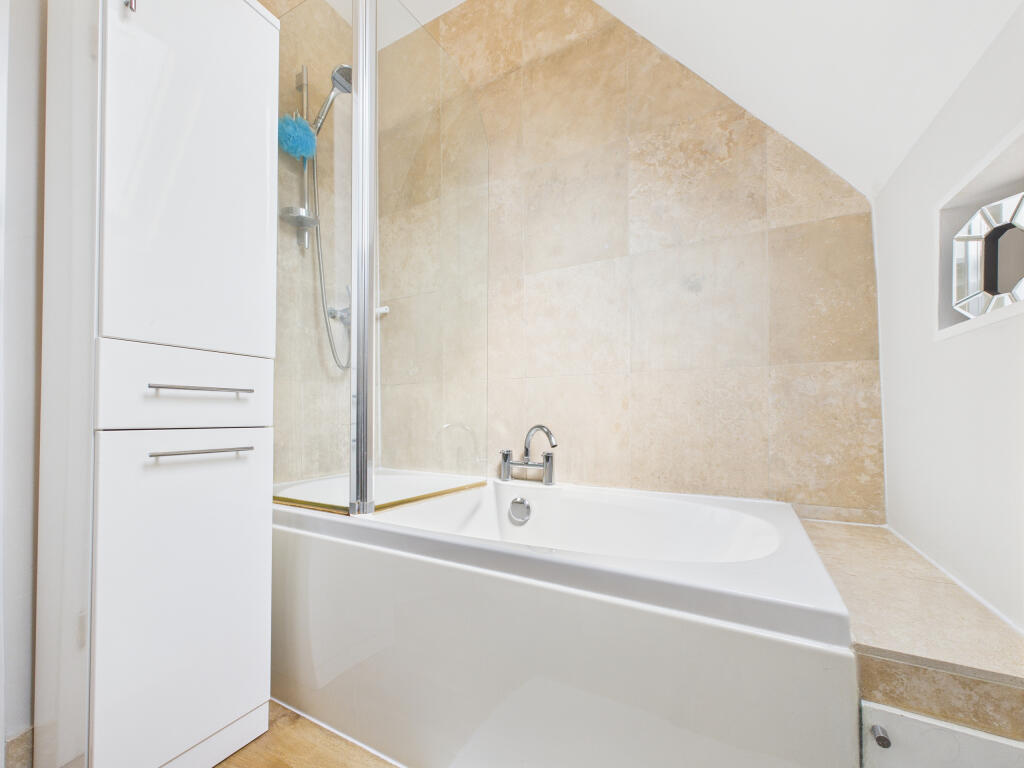 CAM02909G0-PR0460-STILL009