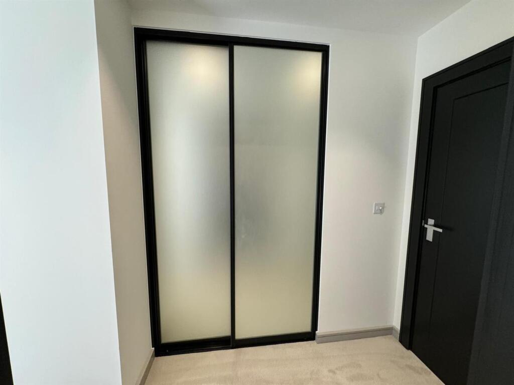 Bedroom 1 pic 7.jpg