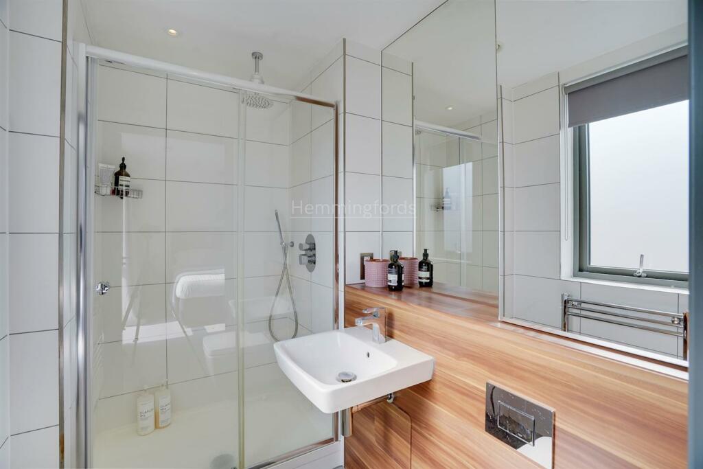 04-3086Reshoot-MK-HMF-Flat 12 17 Canalside Square-