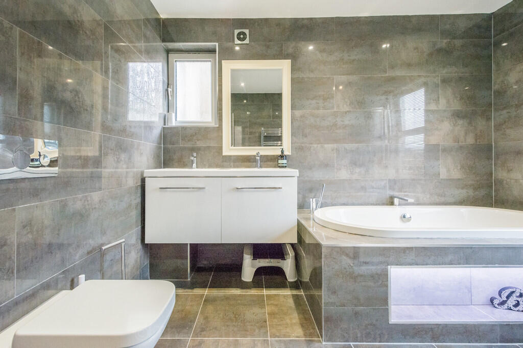 27 Combe Road New...