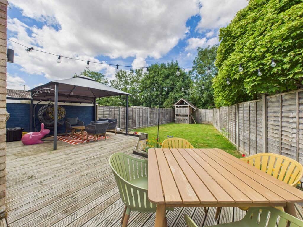 24. CAM04922G0-PR0050-STILL034