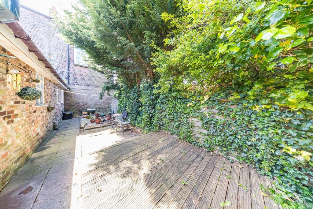 Flat 8 Derby Street garden 2.jpg