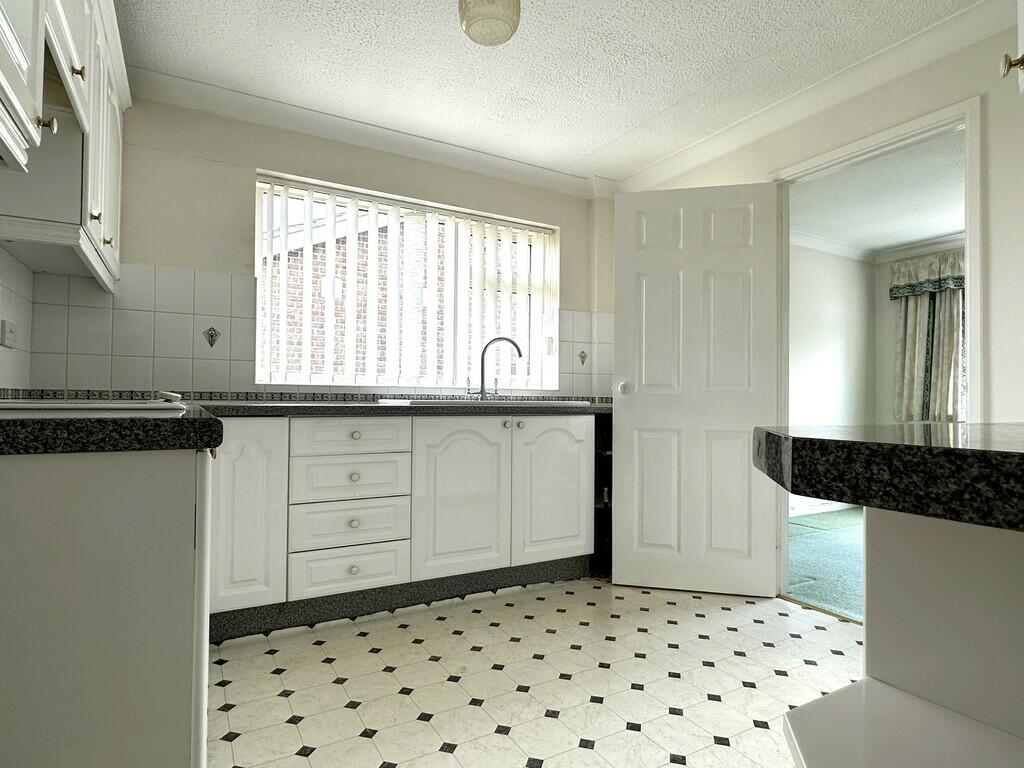 Kitchen 2.JPG