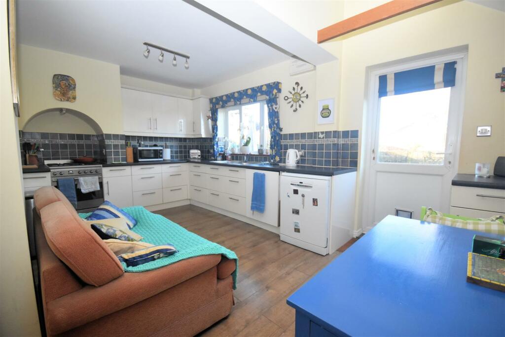 Kitchen 2.jpg