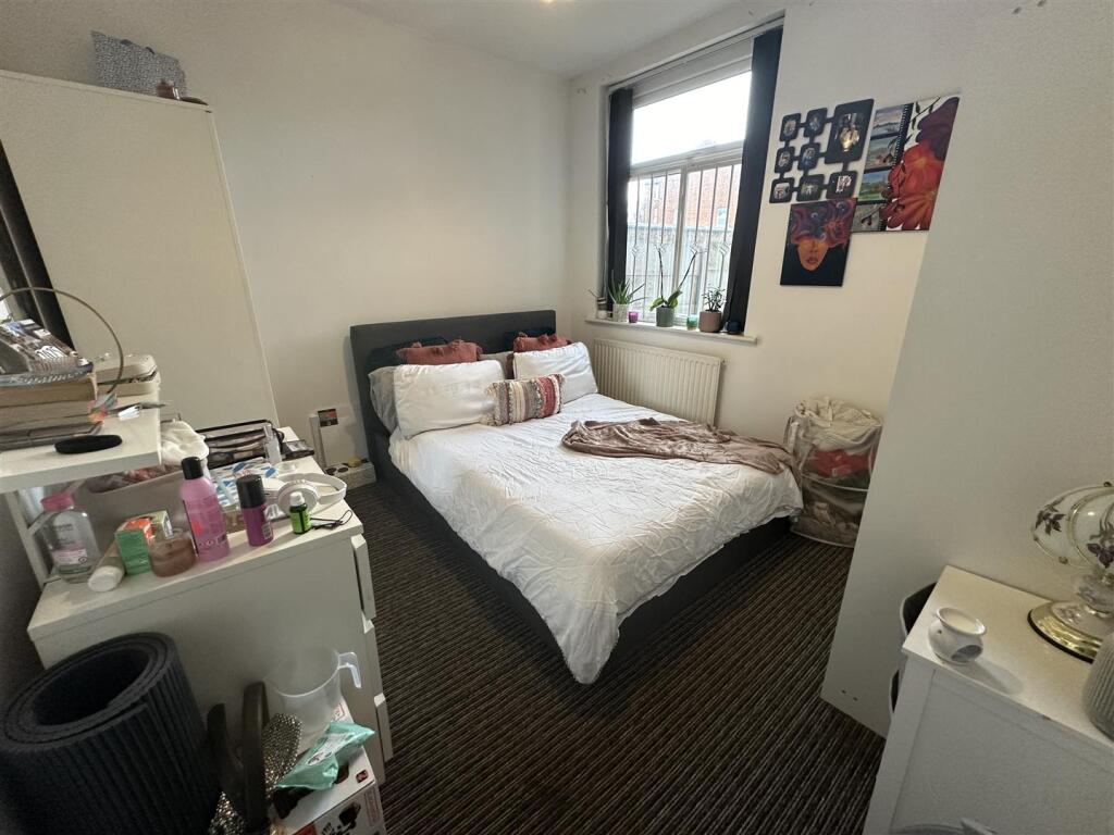f1.1eg.room1.JPG
