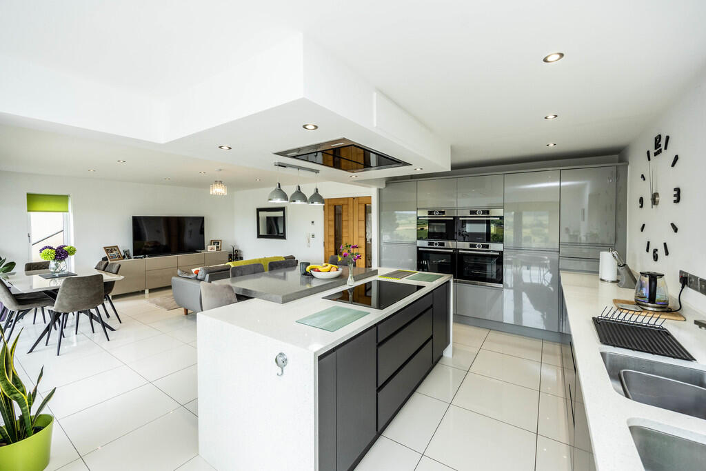 205FLDews-280525-...