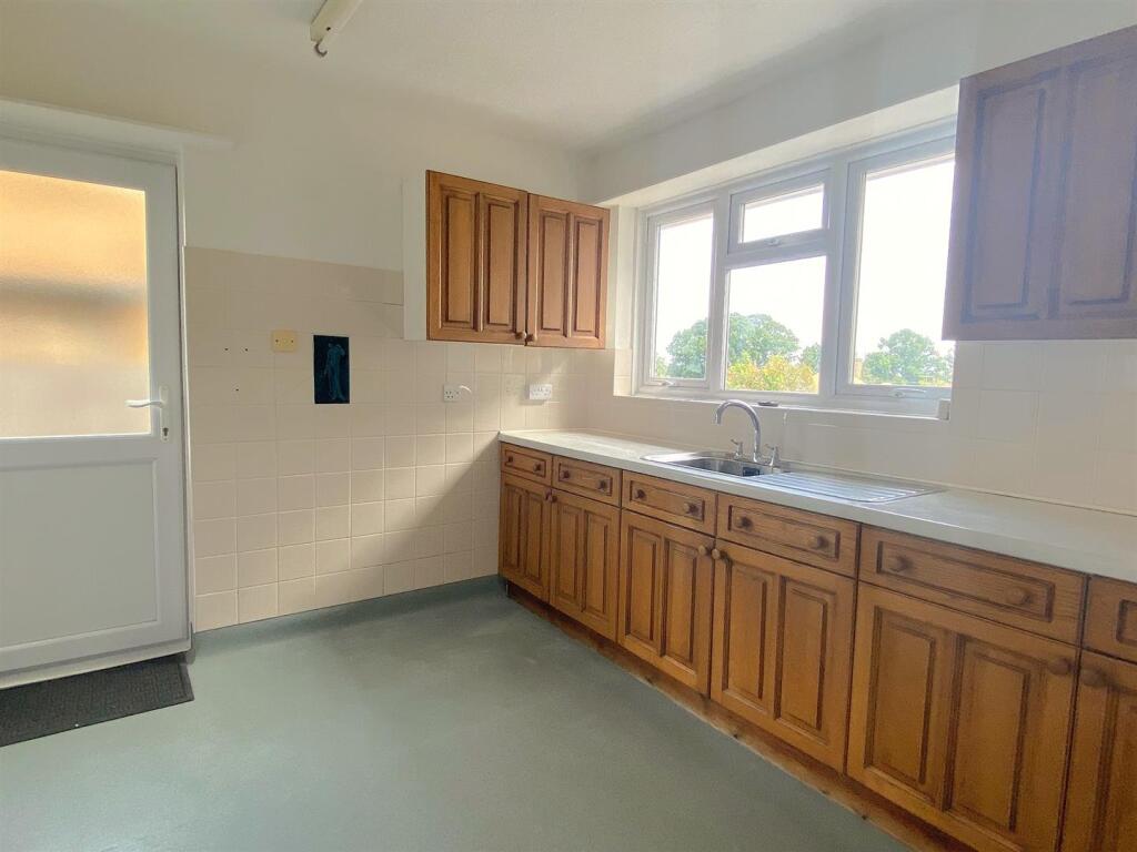 6 Blackfields Ave - Kitchen2.jpg