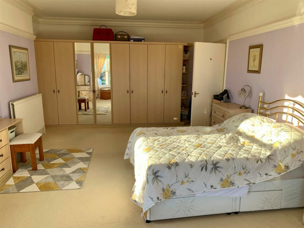 PRINCIPAL BEDROOM