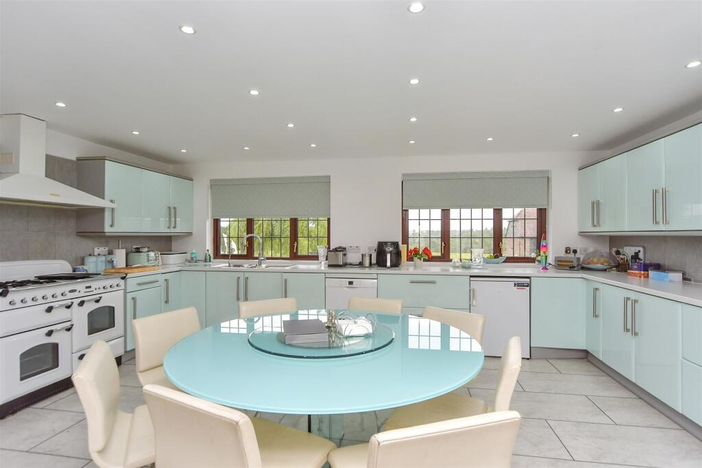 Kitchen/Breakfast Area