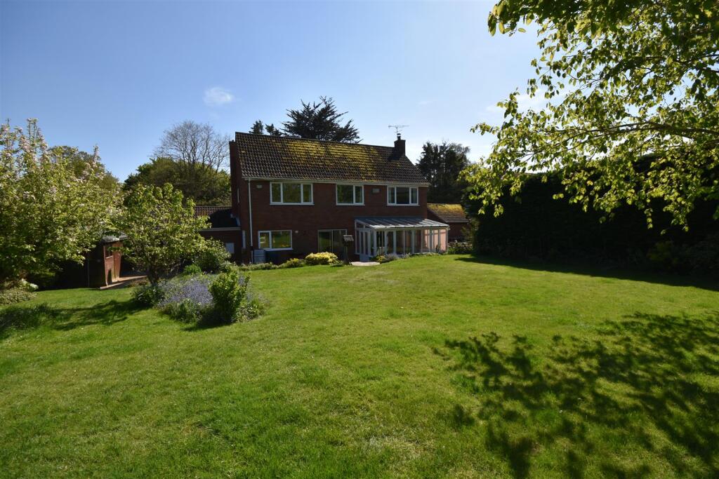 rrear garden hosue use.JPG