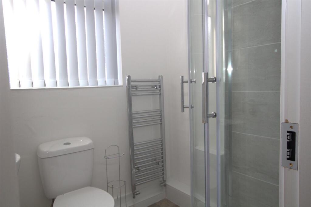 84 Warwick Bathroom.jpg
