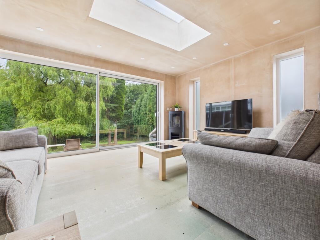 CAM03729G0-PR0101-STILL014