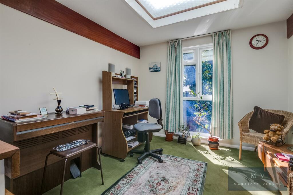 Caroline Close 11-9.jpg