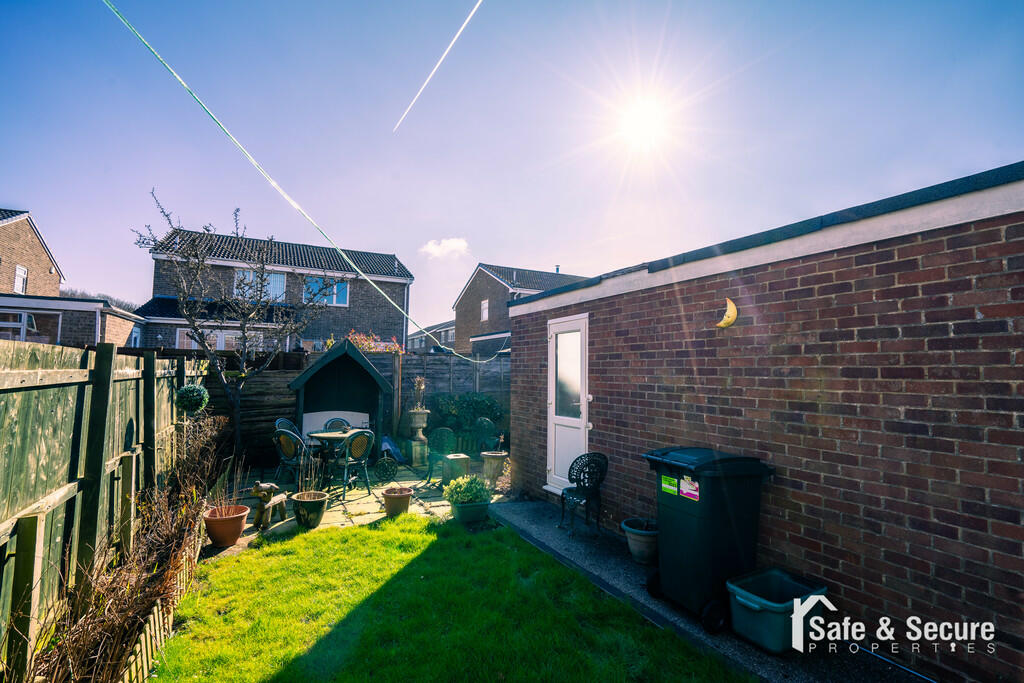 32 Leyland Close-...