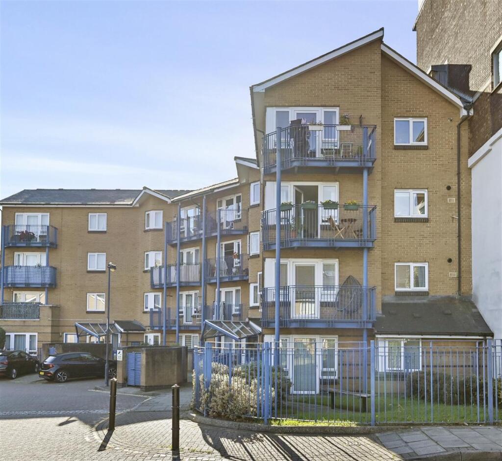 Woodger Road - Exterior1